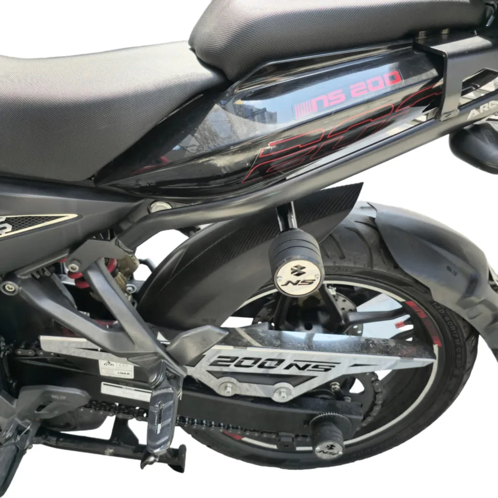 Kit de Accesorios NS200 - Vista Lateral (Moto Negra)