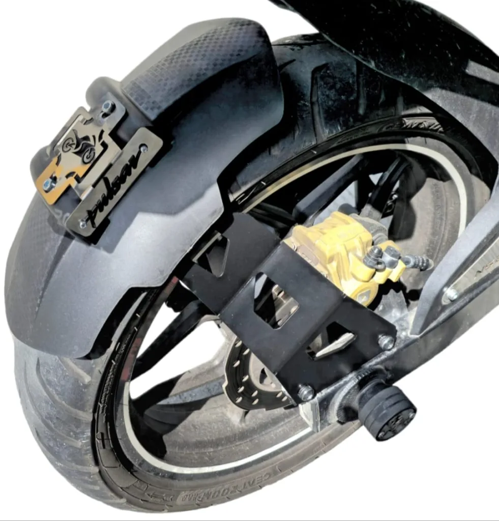 Guardabarros Trasero NS200 - Hugger Negro con Placas Pulsar
