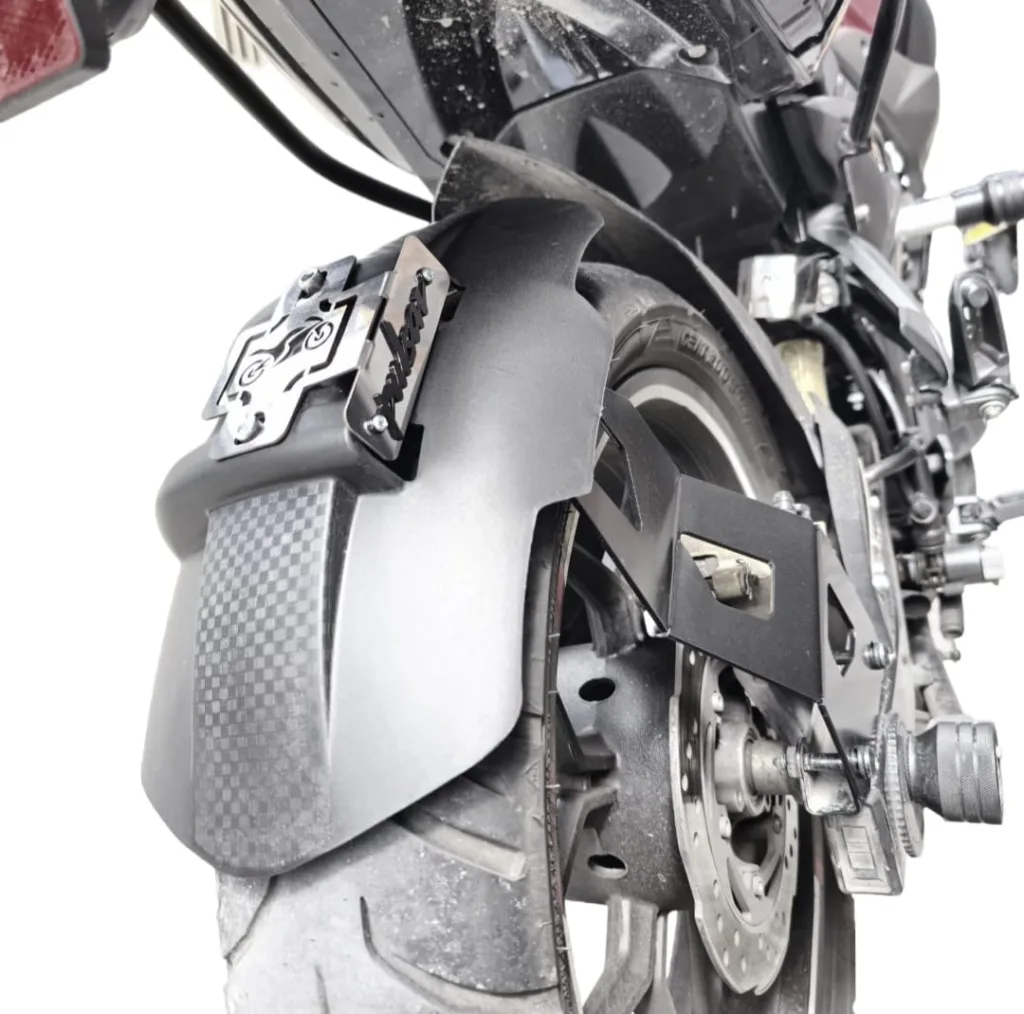 Guardabarros Trasero NS200 - Instalado con Placas Pulsar