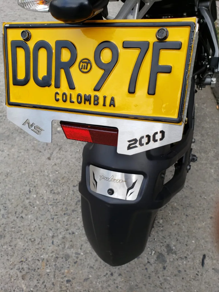 Portaplacas NS200 - Lujo con Calado Pulsar